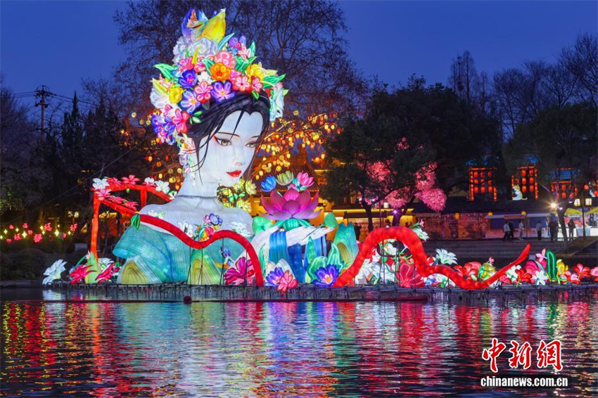 Nanjing brilha em um mar de luzes na véspera do Festival das Lanternas