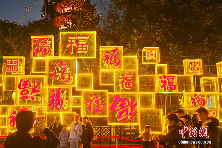 Nanjing brilha em um mar de luzes na véspera do Festival das Lanternas