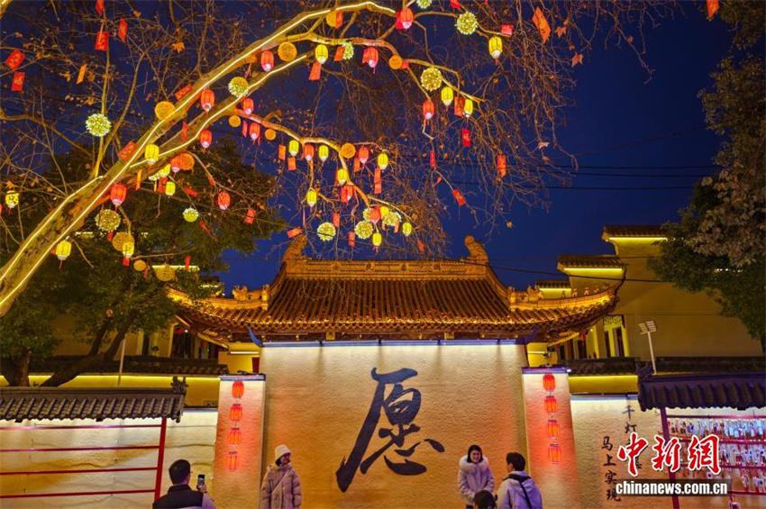 Nanjing brilha em um mar de luzes na véspera do Festival das Lanternas