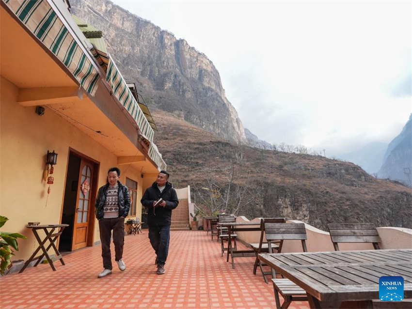 Deputado da Assembleia Popular Nacional lidera revitalização rural em vila próxima de penhasco