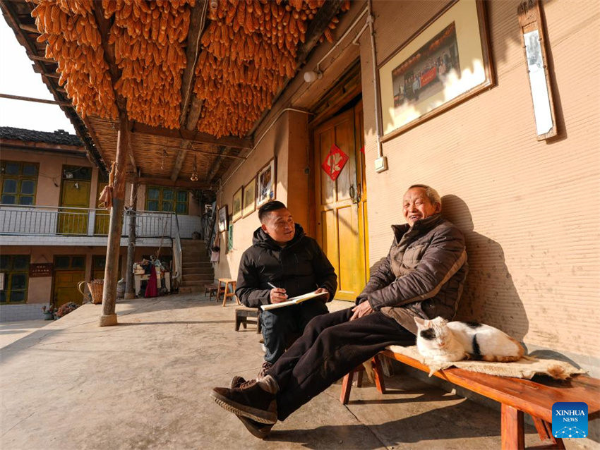 Deputado da Assembleia Popular Nacional lidera revitalização rural em vila próxima de penhasco