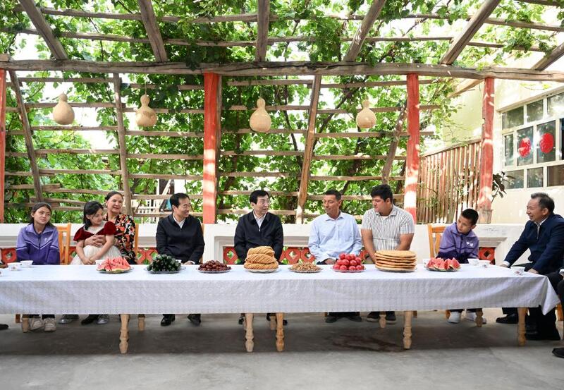 Mais alto conselheiro político destaca estabilidade social e modernização em Xinjiang, noroeste da China