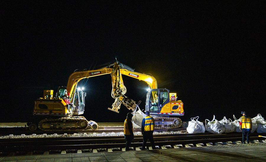 Trabalhadores substituem trilhos por trilhos contínuos na Ferrovia Qinghai-Xizang, em Amdo