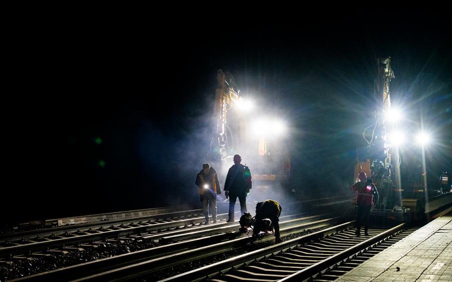 Trabalhadores substituem trilhos por trilhos contínuos na Ferrovia Qinghai-Xizang, em Amdo