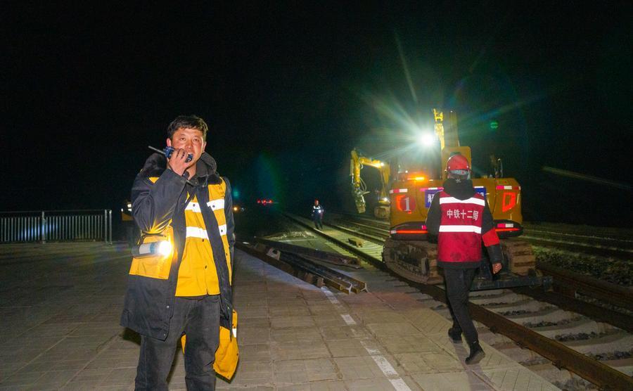 Trabalhadores substituem trilhos por trilhos contínuos na Ferrovia Qinghai-Xizang, em Amdo