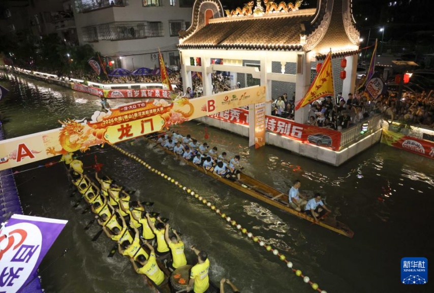 Corridas de barcos-dragão atraem multidões com manobras espetaculares em Foshan
