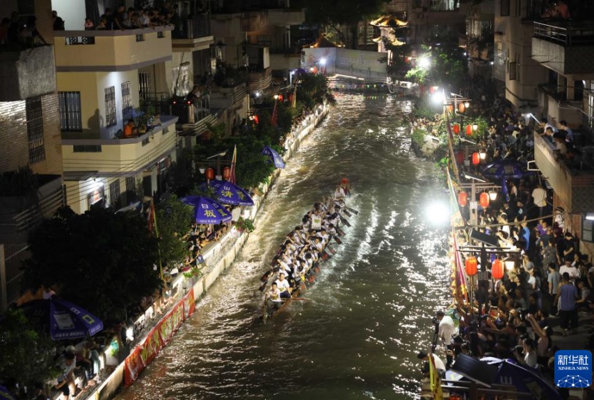 Corridas de barcos-dragão atraem multidões com manobras espetaculares em Foshan