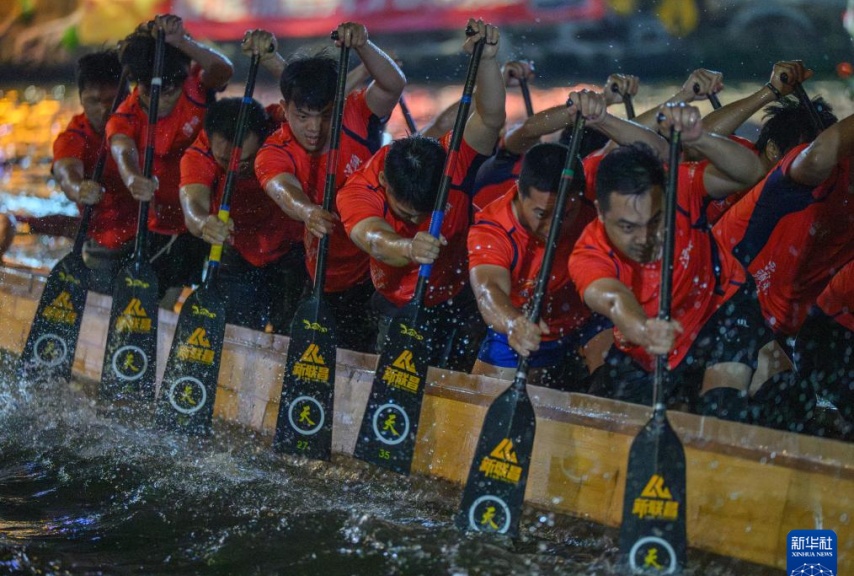 Corridas de barcos-dragão atraem multidões com manobras espetaculares em Foshan