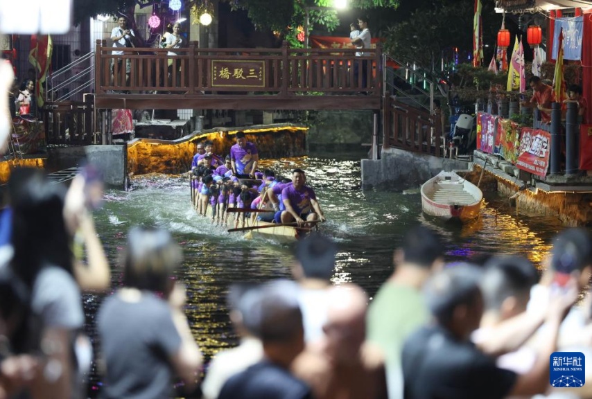 Corridas de barcos-dragão atraem multidões com manobras espetaculares em Foshan