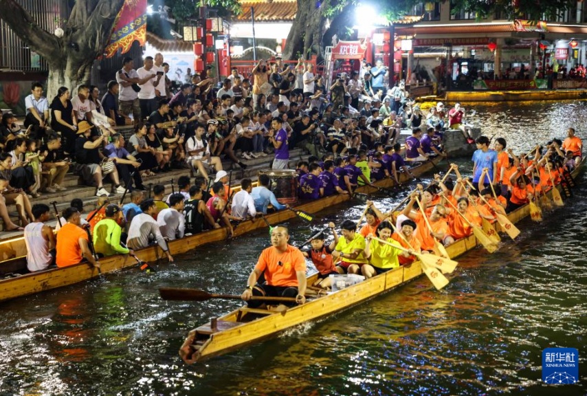 Corridas de barcos-dragão atraem multidões com manobras espetaculares em Foshan