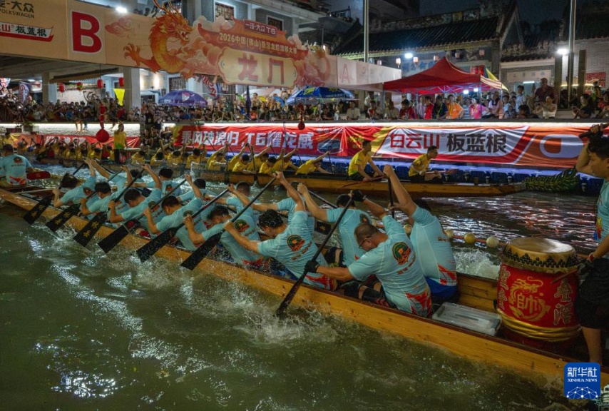 Corridas de barcos-dragão atraem multidões com manobras espetaculares em Foshan