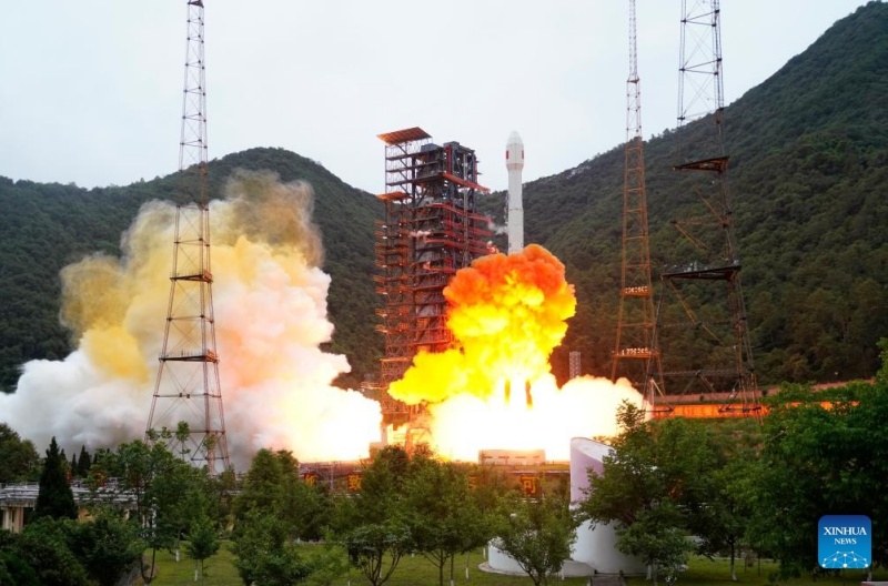China lança novo satélite ao espaço