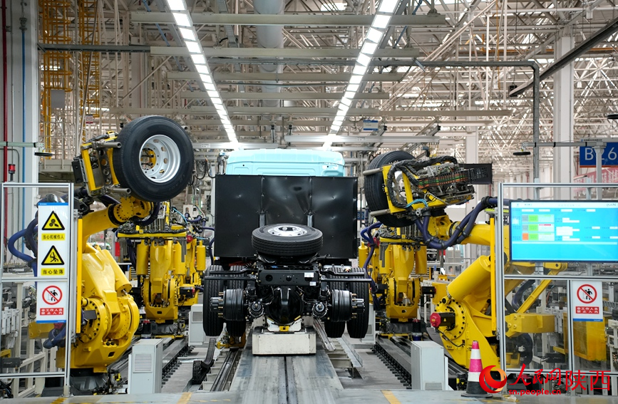 Fábrica chinesa de caminhões pesados realiza operação altamente robotizada