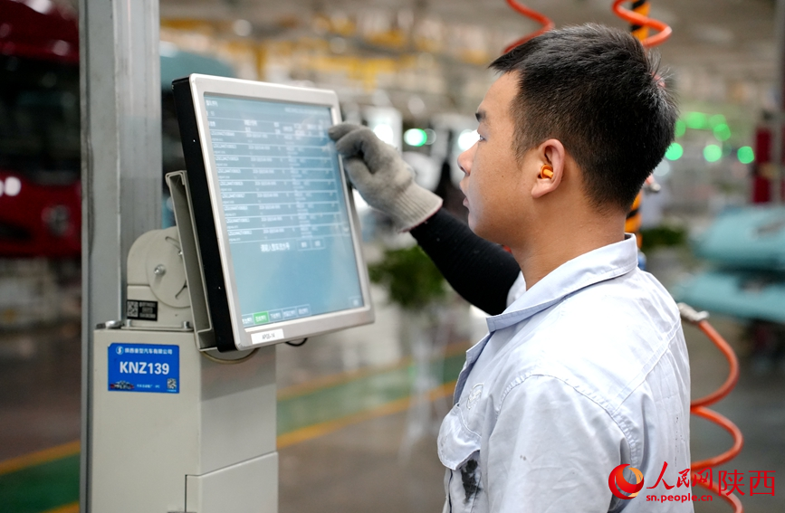 Fábrica chinesa de caminhões pesados realiza operação altamente robotizada