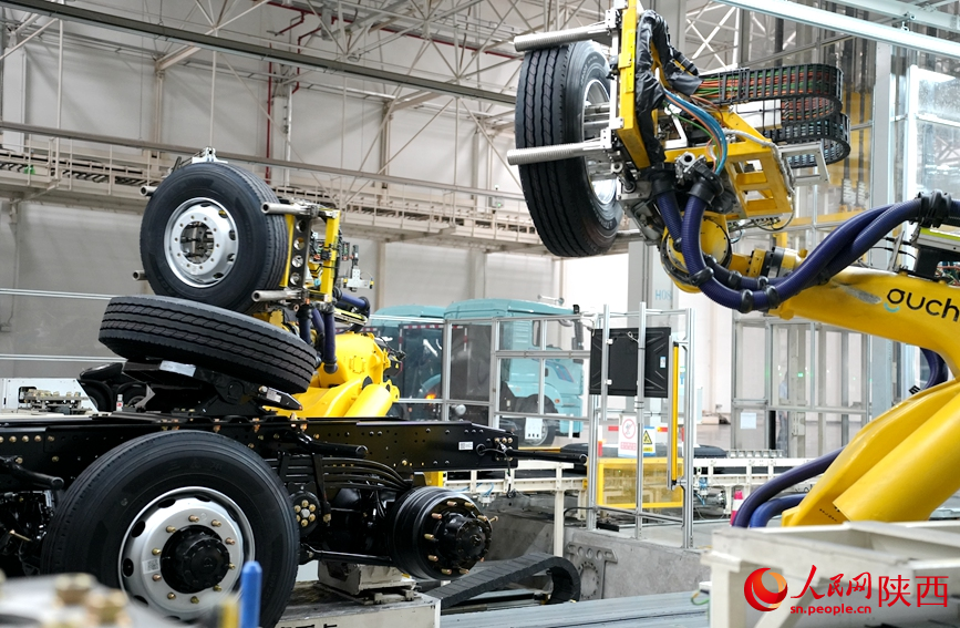 Fábrica chinesa de caminhões pesados realiza operação altamente robotizada