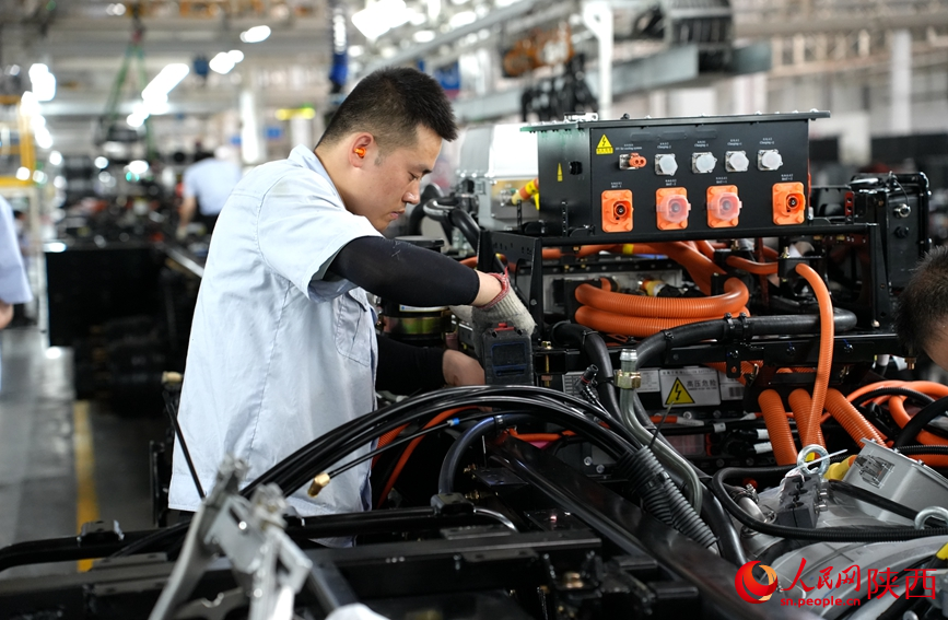 Fábrica chinesa de caminhões pesados realiza operação altamente robotizada