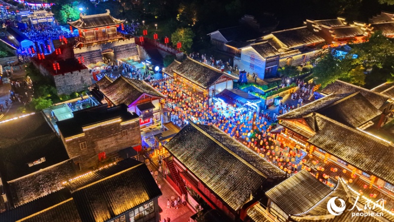 Passeios noturnos em quarteirão histórico e cultural impulsionam economia noturna de Ganzhou, Jiangxi