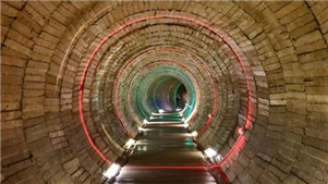 Projeto 816, a maior caverna artificial do mundo, transforma-se em novo marco cultural e turísticoA construção do Projeto 816 começou em 1966. A área total escavada ultrapassa 104.000 metros quadrados. O complexo de cavernas abriga 18 grandes cavidades e mais de 130 túneis, ramificações e poços verticais. 