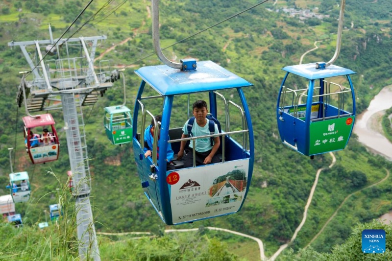 Yunnan: elevador de penhasco e sistema de teleférico beneficiam estudantes que se deslocam diariamente