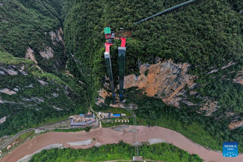 Yunnan: elevador de penhasco e sistema de teleférico beneficiam estudantes que se deslocam diariamente