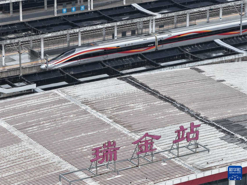 Trem de alta velocidade conecta dois importantes locais revolucionários da Longa Marcha da China