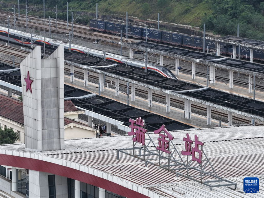 Trem de alta velocidade conecta dois importantes locais revolucionários da Longa Marcha da China