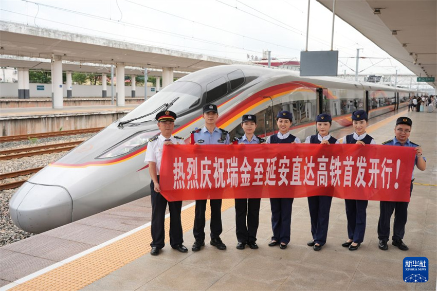 Trem de alta velocidade conecta dois importantes locais revolucionários da Longa Marcha da China