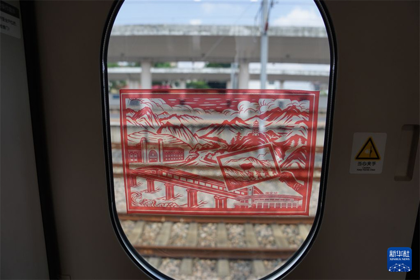 Trem de alta velocidade conecta dois importantes locais revolucionários da Longa Marcha da China