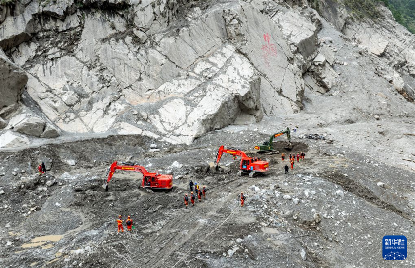 Xizang: equipes de resgate realizam buscas na área central do desastre em Gyirong