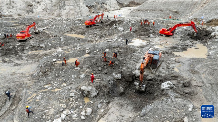 Xizang: equipes de resgate realizam buscas na área central do desastre em Gyirong
