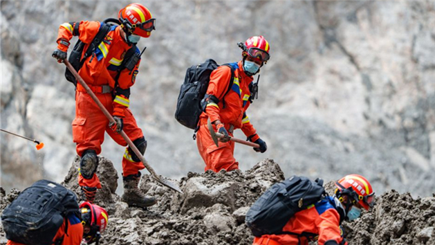Xizang: equipes de resgate realizam buscas na área central do desastre em Gyirong