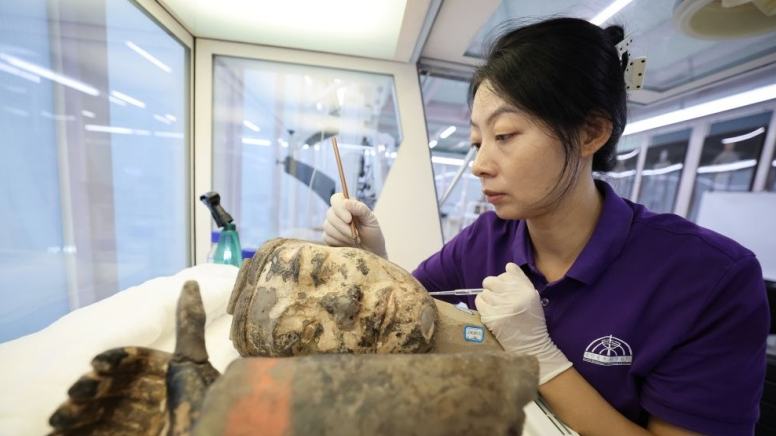 Tecnologia impulsiona a conservação e restauração dos Guerreiros de Terracota em ShaanxiO laboratório foi inaugurado oficialmente em 2024, marcando o 50º aniversário da descoberta e escavação dos icônicos Guerreiros de Terracota.