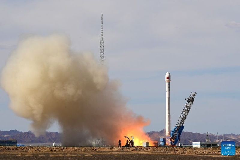 Foguete chinês Zhuque-2E transporta 10 satélites para o espaço