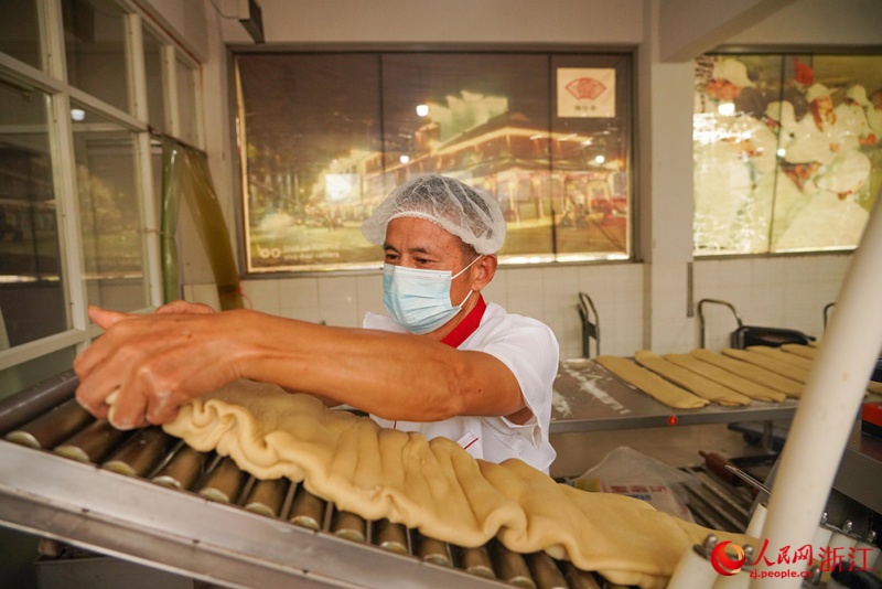 Produção de bolos da lua para o Festival do Meio do Outono acelerada em Zhejiang, leste da China