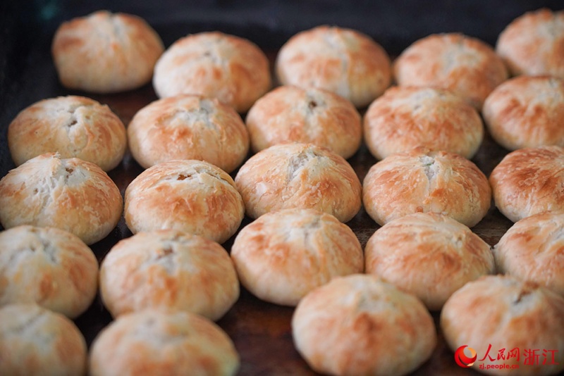 Produção de bolos da lua para o Festival do Meio do Outono acelerada em Zhejiang, leste da China