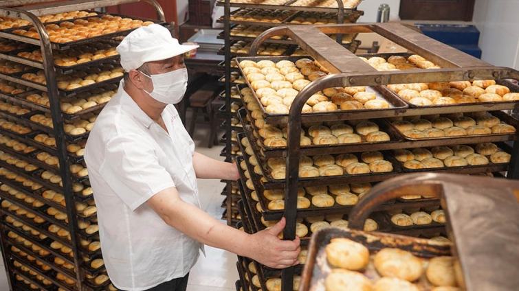 Produção de bolos da lua para o Festival do Meio do Outono acelerada em Zhejiang, leste da ChinaCom a aproximação do Festival do Meio do Outono, que cai no dia 25 de setembro, muitas confeitarias tradicionais de produção artesanal em Jiaxing entraram em seu período de pico de produção e vendas.