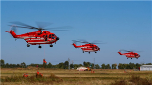 Equipes de bombeiros da China realizam treinamento de descida por corda de helicóptero Nos últimos dias, foi realizado simultaneamente em Daqing e em Kunming, o primeiro treinamento nacional de técnicas de resgate com descida por corda e cabo deslizante, a partir de helicópteros.