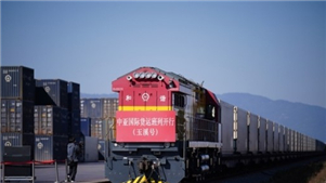 Ferrovia China-Laos registra crescimento de 31,5% no valor do comércio A Ferrovia China-Laos movimentou 3,822 milhões de toneladas métricas de mercadorias transfronteiriças, avaliadas em 23,38 bilhões de yuans (US$ 3,49 bilhões), nos primeiros oito meses de 2026, informou a Alfândega de Kunming.