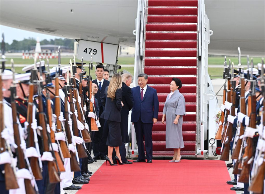 Xi Jinping chega aos EUA para visita de Estado, recebido por Trump no aeroporto