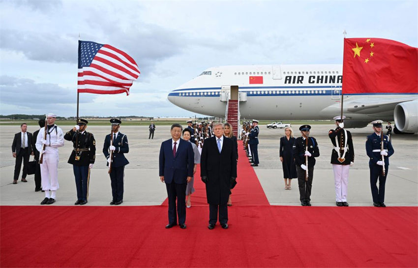 Xi Jinping chega aos EUA para visita de Estado, recebido por Trump no aeroporto