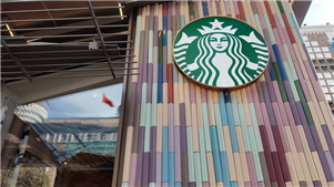 Starbucks expande presença na China com estreia em Xinjiang A gigante internacional Starbucks inaugurou, na terça-feira, duas lojas na Região Autônoma Uigur de Xinjiang, no noroeste da China, marcando sua estreia na região e sua mais recente expansão no país. 