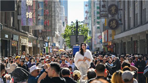 Gastos durante feriado indicam início otimista do 4º trimestre de 2026 Os dados do Ministério do Comércio mostraram que, durante os três primeiros dias do feriado (de 1º a 3 de outubro), as vendas em 78 calçadões comerciais e áreas comerciais monitorados pelo ministério aumentaram 5,3% em relação ao ano anterior.