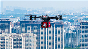 Setor de entregas expressas da China migra para um crescimento de maior qualidadeNo primeiro semestre de 2026, o setor processou 100 bilhões de encomendas, um aumento em termos anuais de 5%, enquanto a receita operacional ultrapassou 770 bilhões de yuans (US$ 114,82 bilhões), registrando um crescimento de 7,3%. 