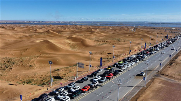 Evento de expedição automotiva no deserto tem início na região de Ningxia, noroeste da China