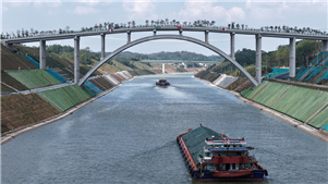 Canal Pinglu abre novas possibilidades de mercado para regiões do interiorO recém-inaugurado Canal Pinglu oferece às empresas das regiões do interior da China novas rotas para mercados costeiros e internacionais. 