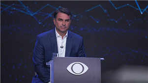 Suprema Corte do Brasil proíbe Flávio Bolsonaro de sair do país e ordena a entrega de seus passaportes O STF, a corte máxima do Brasil, proibiu na segunda-feira que o senador Flávio Bolsonaro saia do país, no âmbito de uma investigação por suposta lavagem de dinheiro.