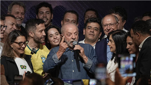 Flávio Bolsonaro desiste de tentar anular o segundo turno da eleição presidencial no Brasil e viaja para os EUA, Lula chama ato de “vergonhoso” "Lamento que ele tenha deixado o Brasil... E a decisão dele de sair do Brasil é vergonhosa", disse Lula.