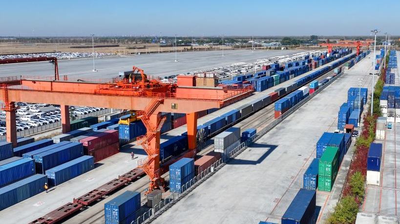 Trens de carga China-Europa ultrapassam a marca de 140 mil viagens Até o momento, os trens de carga China-Europa já realizaram mais de 140 mil viagens, transportando mercadorias com um valor total superior a US$ 560 bilhões.